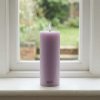 Fritlagt produktbillede af det lilla LED-bloklys p� H20 cm med 3D statisk real flamme p� ren hvid baggrund.