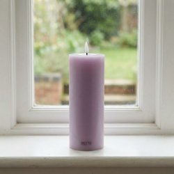Fritlagt produktbillede af det lilla LED-bloklys p� H20 cm med 3D statisk real flamme p� ren hvid baggrund.