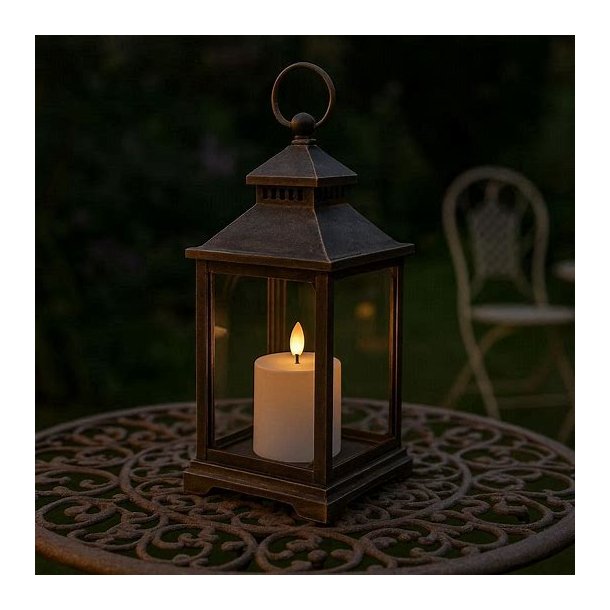 Et lille hvidt udend�rs LED-bloklys med varm flamme placeret i en hyggelig lanterne p� et havebord.