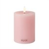 Fritlagt produktbillede af det mindste rosa LED-bloklys p� D 7,5 cm x H 10 cm p� hvid baggrund.