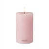 Fritlagt produktbillede af det rosa LED-bloklys p� D 7,5 cm x H 12,5 cm p� hvid baggrund.