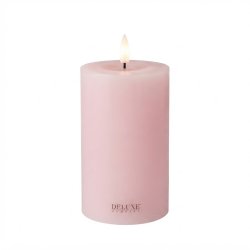 Fritlagt produktbillede af det rosa LED-bloklys p� D 7,5 cm x H 12,5 cm p� hvid baggrund.
