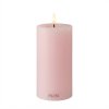 Fritlagt produktbillede af det rosa LED-bloklys p� D 7,5 cm x H 15 cm med Deluxe Homeart-logo p� hvid baggrund.