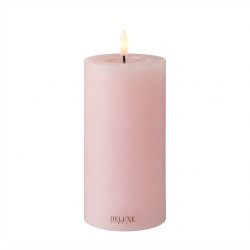 Fritlagt produktbillede af det rosa LED-bloklys p� D 7,5 cm x H 15 cm med Deluxe Homeart-logo p� hvid baggrund.