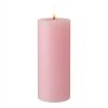 Fritlagt produktbillede af det rosa LED-bloklys p� D 7,5 cm x H 20 cm med 3D-flamme p� hvid baggrund.