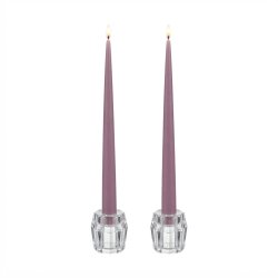 Fritlagt produktbillede af to lilla LED-kertelys med 3D-flamme p� D 2,2 cm x H 38 cm placeret i klare glaslysestager p� hvid baggrund.