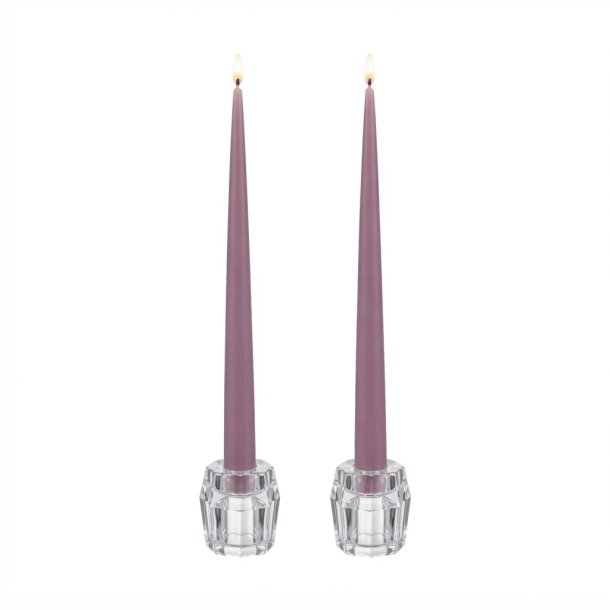 Fritlagt produktbillede af to lilla LED-kertelys med 3D-flamme p� D 2,2 cm x H 38 cm placeret i klare glaslysestager p� hvid baggrund.