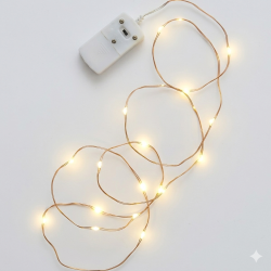 En kvadratisk produktvisning af en t�ndt varm-hvid LED-lysk�de med en fin, fleksibel kobbertr�d, der er snoet i dekorative l�kker. I �verste hj�rne ses den tilh�rende hvide batteriboks med en tydelig t�nd/sluk-knap. K�den giver et klart, funklende lys mod en neutral baggrund.