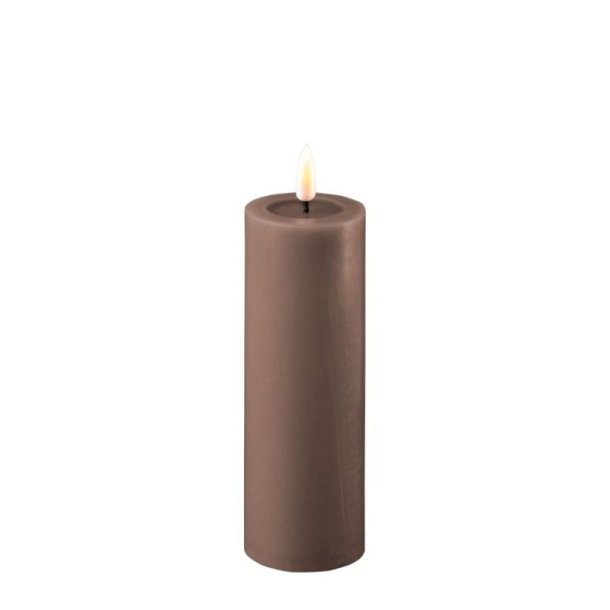 Fritlagt produktbillede af det mokkabrune LED-bloklys med 3D statisk real flamme p� D 5 cm x H 15 cm p� ren hvid baggrund.