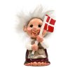 Lille f�dselsdagstroldepige Alvilda med Dannebrogsflag, h�jde 10 cm.
