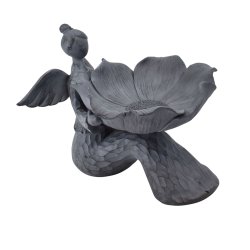 engel-fuglebad-lille-antik-graa-2215026.webp: Et fritlagt produktbillede af et lille fuglebad i antik gr� polyresin, hvor en engel sidder ved siden af en blomsterformet sk�l.