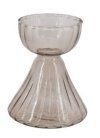 Lille, klar glasvase p� 8,5 cm i et bredt design, brugt som en elegant lysestage med et t�ndt fyrfadslys indeni.