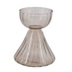 Lille, klar glasvase p� 8,5 cm i et bredt design, brugt som en elegant lysestage med et t�ndt fyrfadslys indeni.
