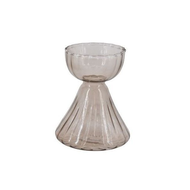 Lille, klar glasvase p� 8,5 cm i et bredt design, brugt som en elegant lysestage med et t�ndt fyrfadslys indeni.