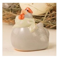 Lille gr� p�skeh�ne i keramik med lysegr�nt t�rkl�de p� 5 cm.