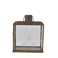 En fritlagt, firkantet lanterne model Lucca i antik brun jern med en pr�get jernhank i toppen. Lanternen er 27 cm h�j og har store glaspaneler p� alle fire sider. Den st�r p� en stabil fod.
