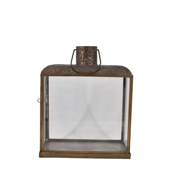 En fritlagt, firkantet lanterne model Lucca i antik brun jern med en pr�get jernhank i toppen. Lanternen er 27 cm h�j og har store glaspaneler p� alle fire sider. Den st�r p� en stabil fod.