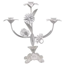 ysestage-fransk-landstil-blomster-fritlagt-chic-antique Fritlagt trearmet lysestage i jern med en antik hvid finish og dekorative metalblomster og blade.