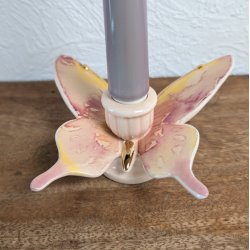 N�rbillede af sommerfugle-lysestagen i porcel�n med et lilla lys, hvor man ser de detaljerede vinger og den lille gulddetalje ved kroppen.