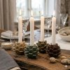 lysestager-kogle-keramik-milj�-bordd�kning fire koglelysestager i keramik med hvide stagelys p� et rustikt tr�bord.