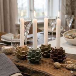 lysestager-kogle-keramik-milj�-bordd�kning fire koglelysestager i keramik med hvide stagelys p� et rustikt tr�bord.