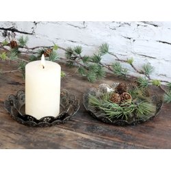 S�t med lysfade i antik messing opstillet p� et tr�bord med bloklys, grangrene og kogler.