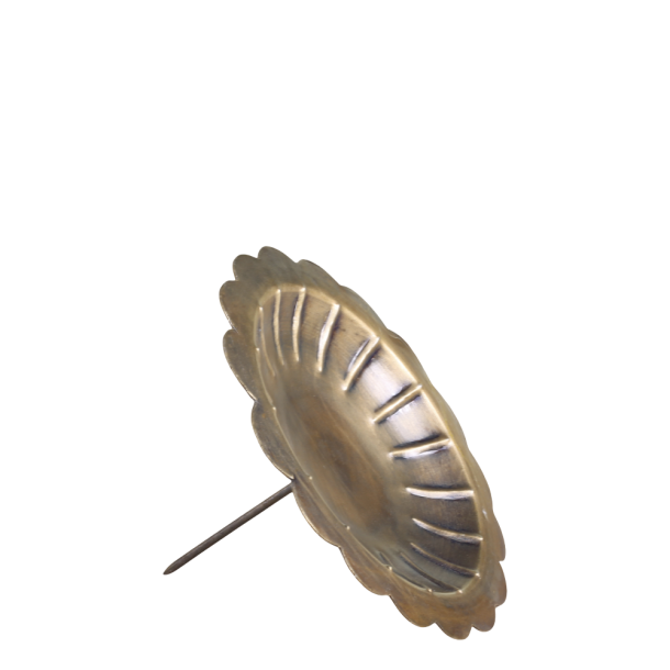 Skr�t n�rbillede af en enkelt La Vida lysholder i jern med spyd og vifteformet krave i antik messingfinish mod en m�rk baggrund.