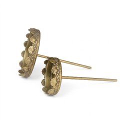 Fritlagt produktbillede af to lysholdere p� spyd i antik guld i henholdsvis stor (�8,5 cm) og lille (�5,5 cm) model mod en ren hvid baggrund.