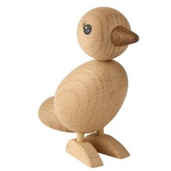 En dekorativ figur af en fugl udf�rt i lyst egetr� med en m�rkere n�b-detalje og malede �jne. Figuren har en rund krop og st�r p� to flade f�dder, hvilket giver den et minimalistisk og nordisk udtryk. Den er fotograferet mod en ren hvid baggrund, som fremh�ver tr�ets naturlige �rer og varme gl�d.