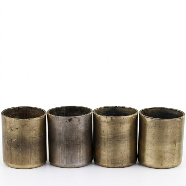Fire runde magnetiske lysholdere i patineret antique messing opstillet p� stribe mod en hvid baggrund.