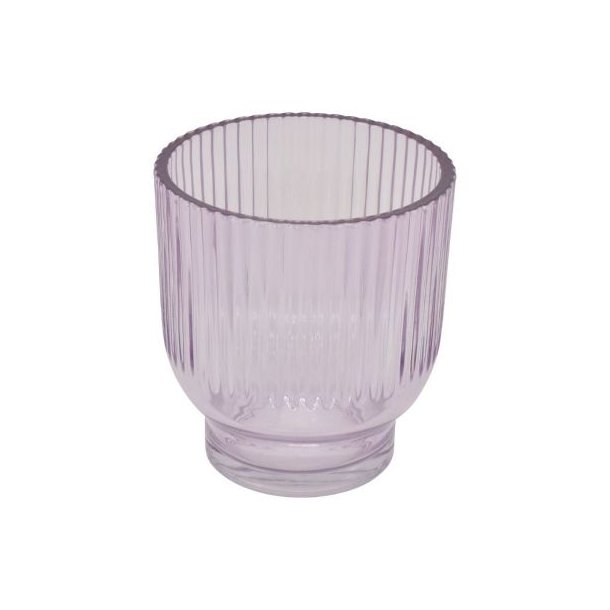 Lille Marly fyrfadsstage og vase i lavendelfarvet rillet glas (H9,5 cm) fritlagt p� hvid baggrund.
