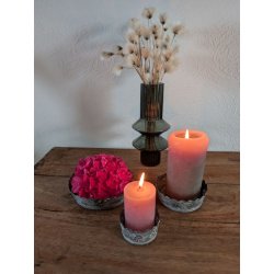 Tre antik gr� metalfade placeret p� et tr�bord med t�ndte bloklys, en pink hortensia og en m�rk glasvase i baggrunden.