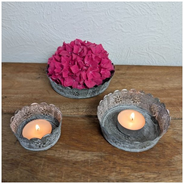 S�t af tre antik gr� metalfade placeret p� et tr�bord, hvor det st�rste fad indeholder en pink hortensia og de to mindre fade har t�ndte fyrfadslys.