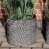 En stor cylinderformet urtepotte i rustfrit metal med pr�get s�lv og sort m�nster. St�rrelse: H26,5 x D30 cm.