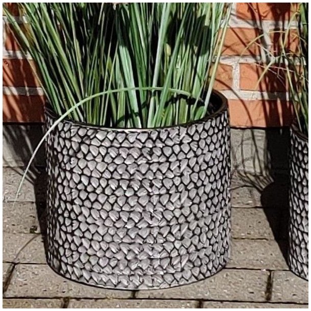 En stor cylinderformet urtepotte i rustfrit metal med pr�get s�lv og sort m�nster. St�rrelse: H26,5 x D30 cm.