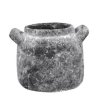 Fritlagt billede af den lille Metz havekrukke i cement mod en hvid baggrund. Krukken er i farven antik kul og har to sm� h�ndtag.