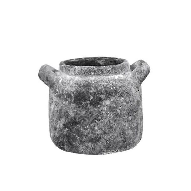 Fritlagt billede af den lille Metz havekrukke i cement mod en hvid baggrund. Krukken er i farven antik kul og har to sm� h�ndtag.