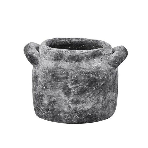 Fritlagt billede af den store rustikke Metz skjuler i cement. Krukken vises i fuld figur mod hvid baggrund med sin karakteristiske m�rke patina.