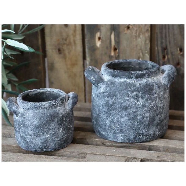 To franske havekrukker i cement med antik kul patina opstillet p� en rustik tr�overflade. Krukkerne har h�ndtag og et r�t, patineret look.