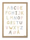 Mouse & Pen ABC-plakat med alfabetet skrevet i milde kridt- og pastelfarver.