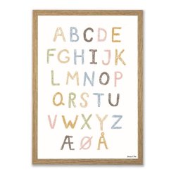 Mouse & Pen ABC-plakat med alfabetet skrevet i milde kridt- og pastelfarver.