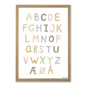 Mouse & Pen ABC-plakat med alfabetet skrevet i milde kridt- og pastelfarver.
