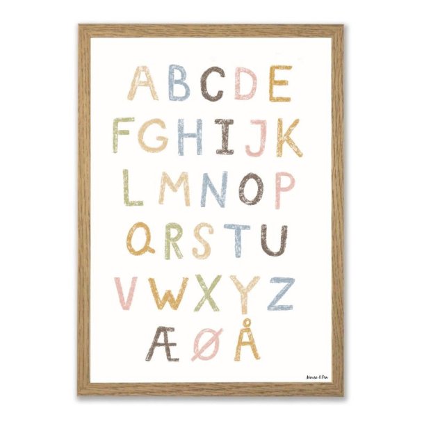 Mouse & Pen ABC-plakat med alfabetet skrevet i milde kridt- og pastelfarver.