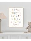 Mouse & Pen ABC-plakat i tr�ramme h�ngende over en hvid kommode p� et b�rnev�relse ved siden af en bordlampe og en bamse.