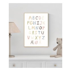 Mouse & Pen ABC-plakat i tr�ramme h�ngende over en hvid kommode p� et b�rnev�relse ved siden af en bordlampe og en bamse.