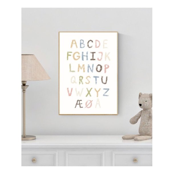 Mouse & Pen ABC-plakat i tr�ramme h�ngende over en hvid kommode p� et b�rnev�relse ved siden af en bordlampe og en bamse.
