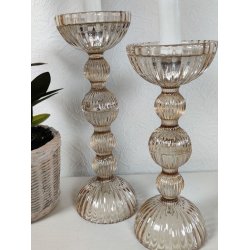 N�rbillede af det ribbede m�nster p� to champagnefarvede La Vida lysestager i glas.
