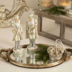 To hvide n�ddekn�kker konge-soldater i polyresin (17 cm) p� spejlbakke.