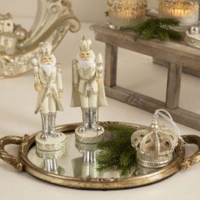 To hvide n�ddekn�kker konge-soldater i polyresin (17 cm) p� spejlbakke.