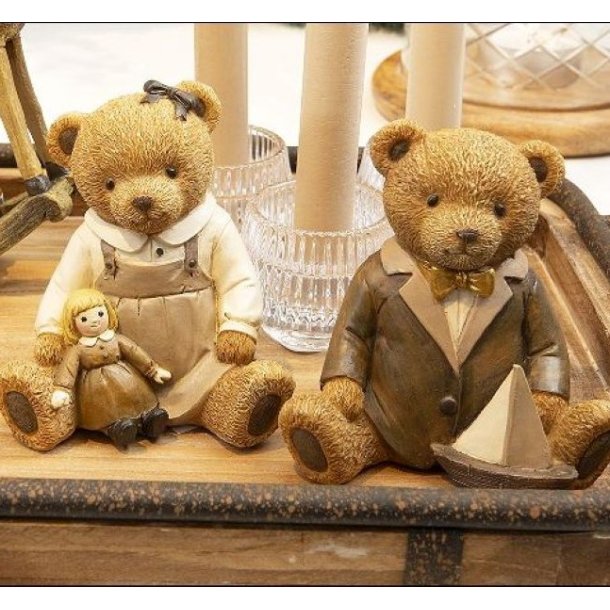 Brun La Vida bamsefigur med henholdsvis dukke og leget�jsskib, h�jde 10 cm.